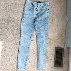 High-waisted jeans